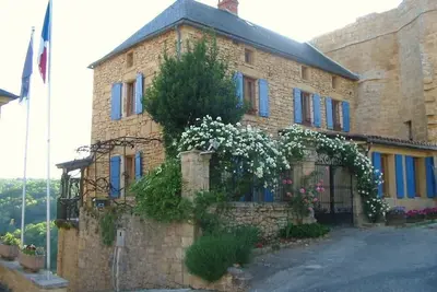 Image de Belle maison sur remparts du Château du Xi ème dans la vallée de la Dordogne