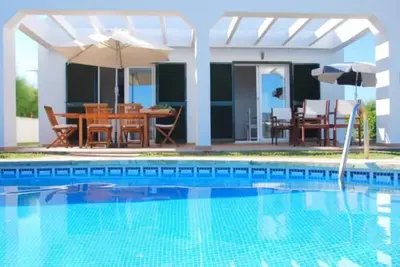 Image de Casa El Charrito. Casa con jardĂn y piscina con vistas al mar