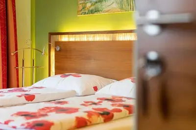 Image de Chambre double \"Nuss\" avec balcon et lit d'appoint - Haus Bergblick