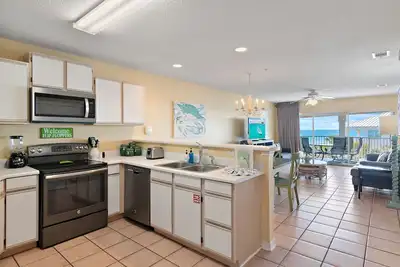 Image de Corner Unit, Top Floor, Steps to Beach & Chair Setup ~ 3408