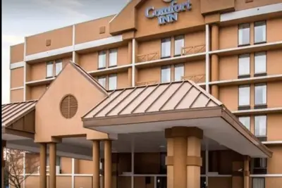 Image de Hôtel Comfort Inn Nba AllStar près du train léger jusqu'au centre-ville
