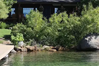 Image de Maison classique au bord du lac Old Tahoe avec jetée et bouée. Vues sur le lac depuis toutes les chambres!