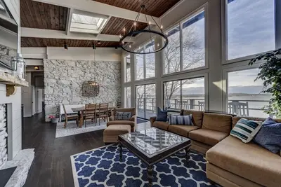 Image de Magnifique et récemment rénovée Lake House à Nashville avec vue sur le coucher du soleil
