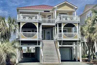 Image de 5br Beach Home, piscine privée, salle de jeux. Marcher jusqu'à la ville, les magasins, le mini-golf et la jetée