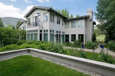 Image de Maison de luxe Fairway Road sur un terrain de golf. Air conditionné, cour clôturée
