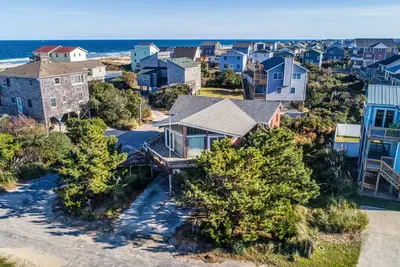 Image de 6 chambres à coucher à seulement 120 mètres de la plage!