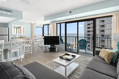Image de Beach Front Property avec des vues incroyables et une piscine intérieure!