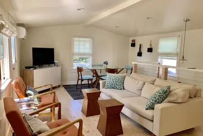 Image de Oasis PRIVÉ De Luxe! . 2bd / 2ba East End Steps 2 Beach sur Commercial St. Parking!