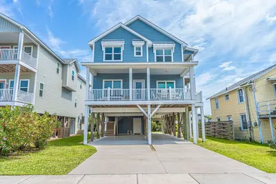 Image de Nouveau 5 Br 5Ba au coeur de Carolina Beach!