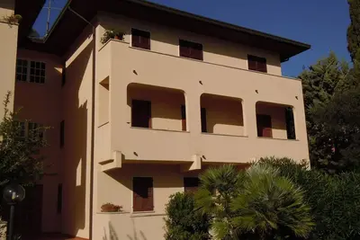 Image de Meublé avec beaucoup de goût cet appartement confortable au deuxième étage d'un immeuble résidentiel
