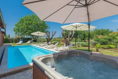 Maison de vacances privée avec piscine privée, Wifi, bain à remous, climatisation, Tv, terrasse