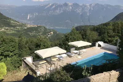 Image de Villa sur le panorama de rêve du lac de Garde avec piscine privée à Tignale