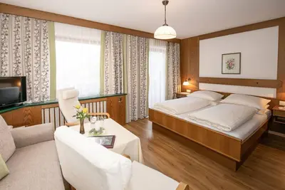 Chambre double spacieuse avec douche et toilettes, balcon - Weinschreiber, Apart & Pension ***
