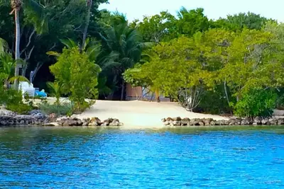 Image de Maison isolée au bord de l'eau historique sur 2. 5 acres avec quai, jardin et plage: 6br 4ba