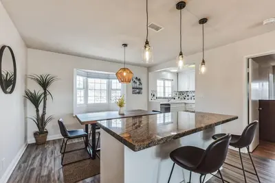 Image de Nice Home Just Steps to Beach & Downtown