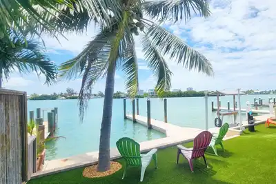 Image de ÉTOURDISSANT! Brand New et Dégagée Bay View avec Cabana adhésion au Club! !