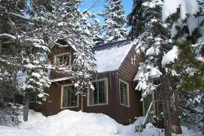 Image de Coeur du village! Cheminée en pierre, intérieur en pin noueux, une vraie cabine!