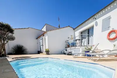 Image de Maison avec Piscine Chauffée- Cœur de Saint-Martin-de-Ré, à 900m de la plage