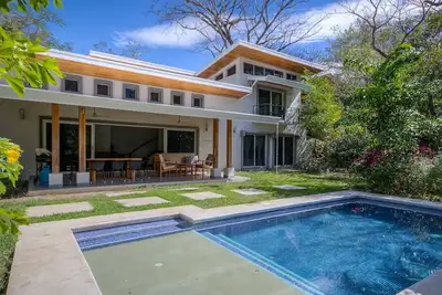 Image de Maison sereine avec piscine et cour à quelques pas de la plage