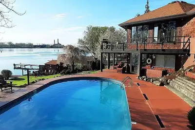 Image de Maison - Sur La RIVIÈRE - Piscine Et Hot Tub - Sur la rivière Niagara Superbe vue! 3 + Br