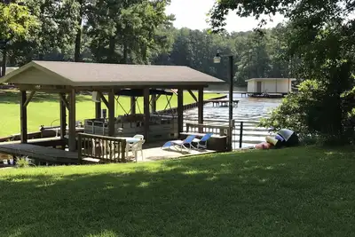 Image de Belle 5 chambres, 3. 5 salles de bain maison sur une crique calme sur le lac Gaston