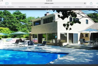 Image de Oasis récemment rénovée avec piscine privée \/ spa à 800 mètres du Popponesett Inn.