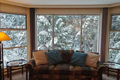 Image de True Ski In Out Condo Woodrun rénové dans un cadre privé avec piscine chauffée et bain à remous