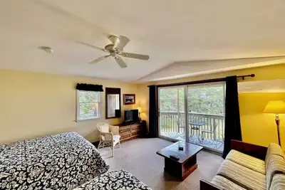 Image de Condo North Truro avec balcon privé et 2 grands lits