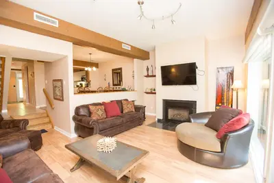 Image de Grande maison de ville de 2 chambres, 2 et 1/2 salles de bains au Topnotch Resort, 8 couchages