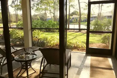 Image de Grande unité de coin mise à jour. Vue sur le lac, plage privée, piscine, spa et vélos