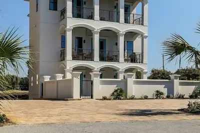 Image de Beach Retreat East! Immense piscine et bain Ă remous<br>6 chambres 7. 5 bains!