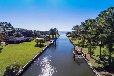 Image de Waterfront Cottage w \/ Deep Water Dock-3br \/ 2ba