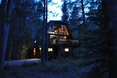 Image de Nouvellement rénové Chalet Aloha: les familles, avec une arrière-cour d'aventure-Ready