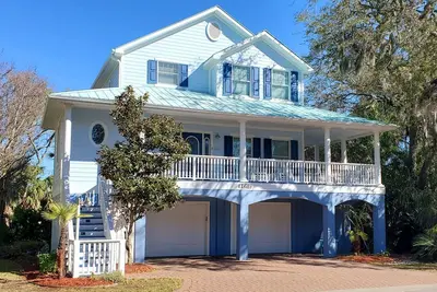 Image de Belle maison près de Cabana Club avec de superbes vues et espace extérieur