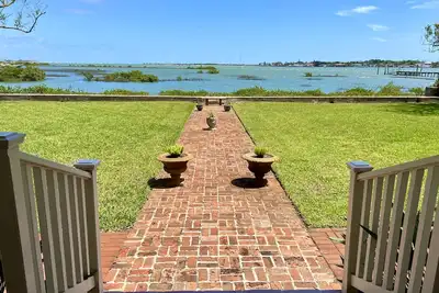 Image de Magnifique promo de mai pour une maison en bord de mer au centre-ville de Saint Augustine!