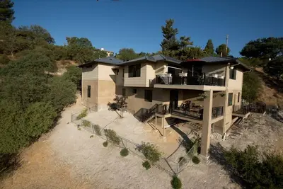 Luxe ~ Vue imprenable depuis sa colline ~ Seulement 3 pâtés de maisons du centre-ville de Paso