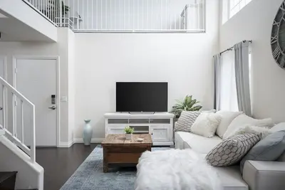 Image de Le «loft en mosaïque» - Espace immense et ouvert, mezzanine et terrasse sur le toit!
