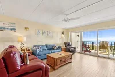 Image de Grande unité confortable au 2e étage. 2 chambres 2 salles de bain balcon privé avec une bonne vue sur l'océan.