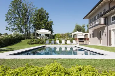 maison pour 10 personnes, 3 chambres, jardin privé, piscine et spa