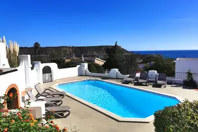 Image de Splendide villa avec piscine privée et superbes vues sur la mer, près des restaurants et de la plage