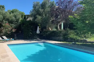 Image de Charmante maison en pierre près d'Uzès 4 chambres, 2 salles de bain, piscine chauffée, jardin et Wifi