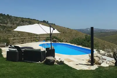 Maison de campagne dans le parc naturel des Monti Iblea au milieu de l'oliveraie - repos et détente