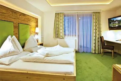 Image de Chambre \"Dachstein mit Balkon\", 4-6 nuits - Alpenhof, hĂ´tel de campagne