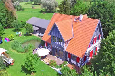 Image de Maison à colombages sur le lac pour les groupes jusqu'à 23 personnes, avec salle de réception et cuisine supplémentaire
