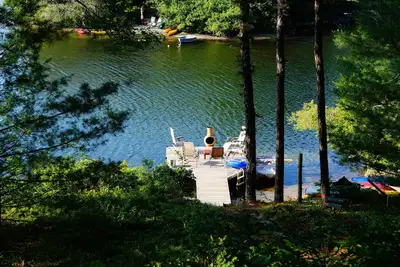 Image de Bord de lac, quai privé, New Reno, douche extérieure, foyer, terrain de pétanque, etc.