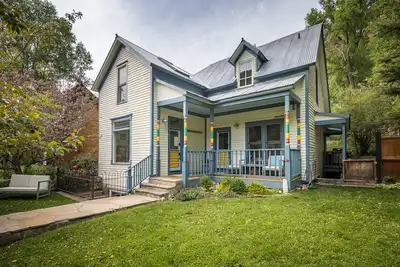 Image de Remplissez la Maison Bleue avec 9 membres de votre famille et amis, cuisinez, bain Ă remous, relaxez et aventurez-vous!