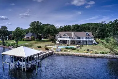 Image de Lake Norman Resort style de villégiature avec une vue imprenable sur le rivage et la piscine!