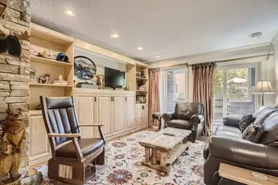 Image de Emplacement privilégié - 1 pâté de maisons de la rue principale historique / 2 pâtés de maisons de la télécabine