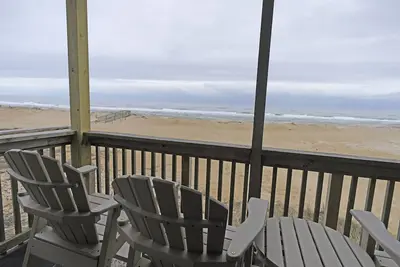 Image de Oceanfront 2br \/ 2 Bath Condo avec piscine et cuisine rénovée, lit king réglable