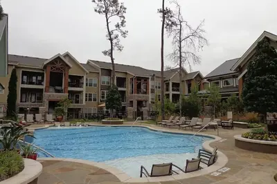 Image de Spacieux vue sur la piscine 1 chambre \/ 1 salle de bain Condo dans les bois